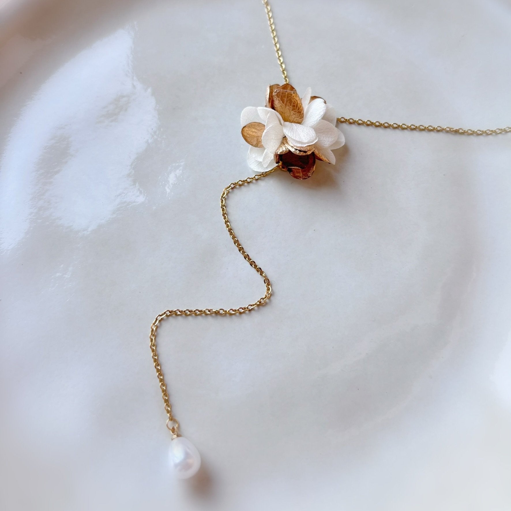 Accessoire mariage unique Hana&Alice, collier de dos en fleurs naturelles