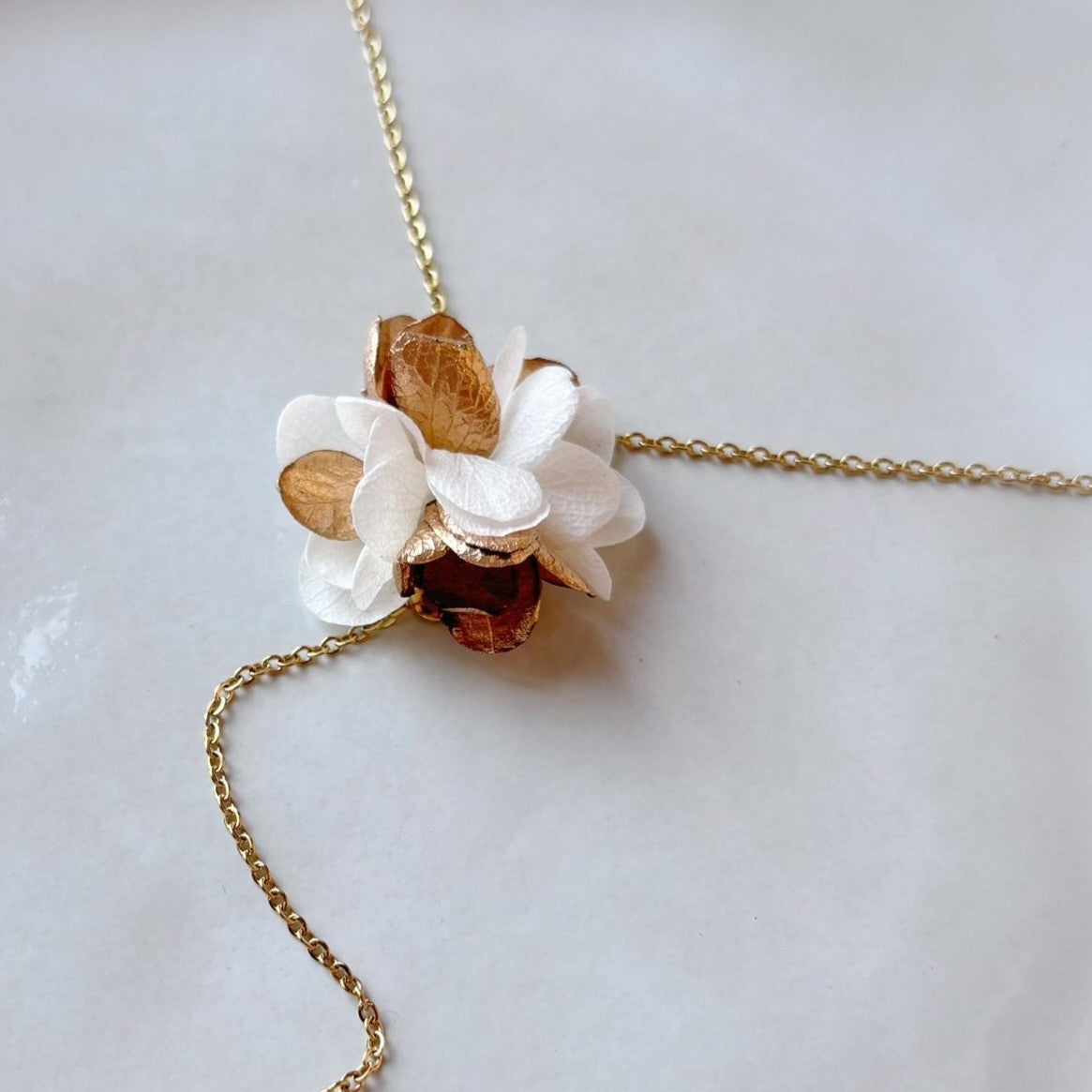 Collier mariage fleuri Hana&Alice, alliance de perles et fleurs stabilisées