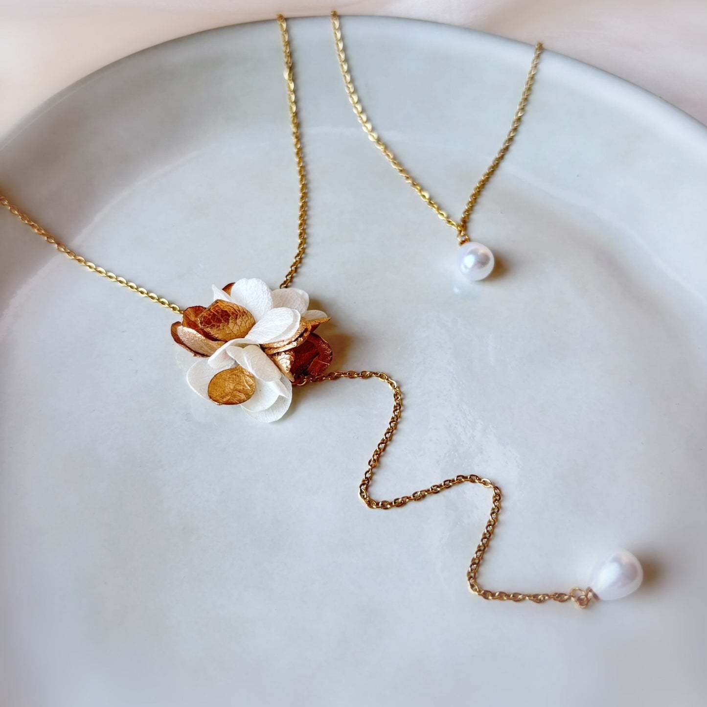 Collier de dos mariage perle blanc et doré, création artisanale Hana&Alice