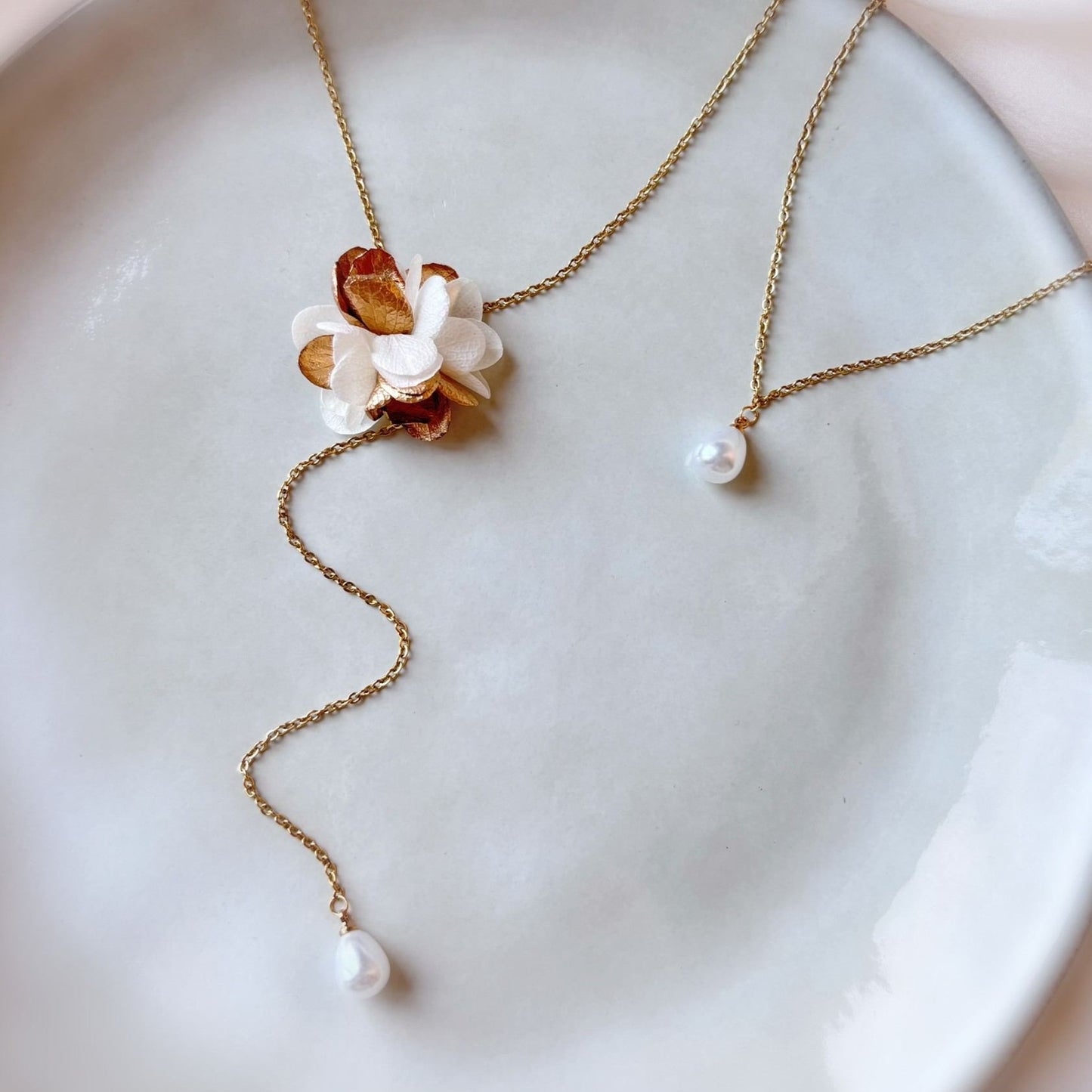 ZOE GOLD SPRING - Collier de dos mariage fleur stabilisée blanche et dorée et perle blanc Parure Bijoux Mariage Bijoux mariée