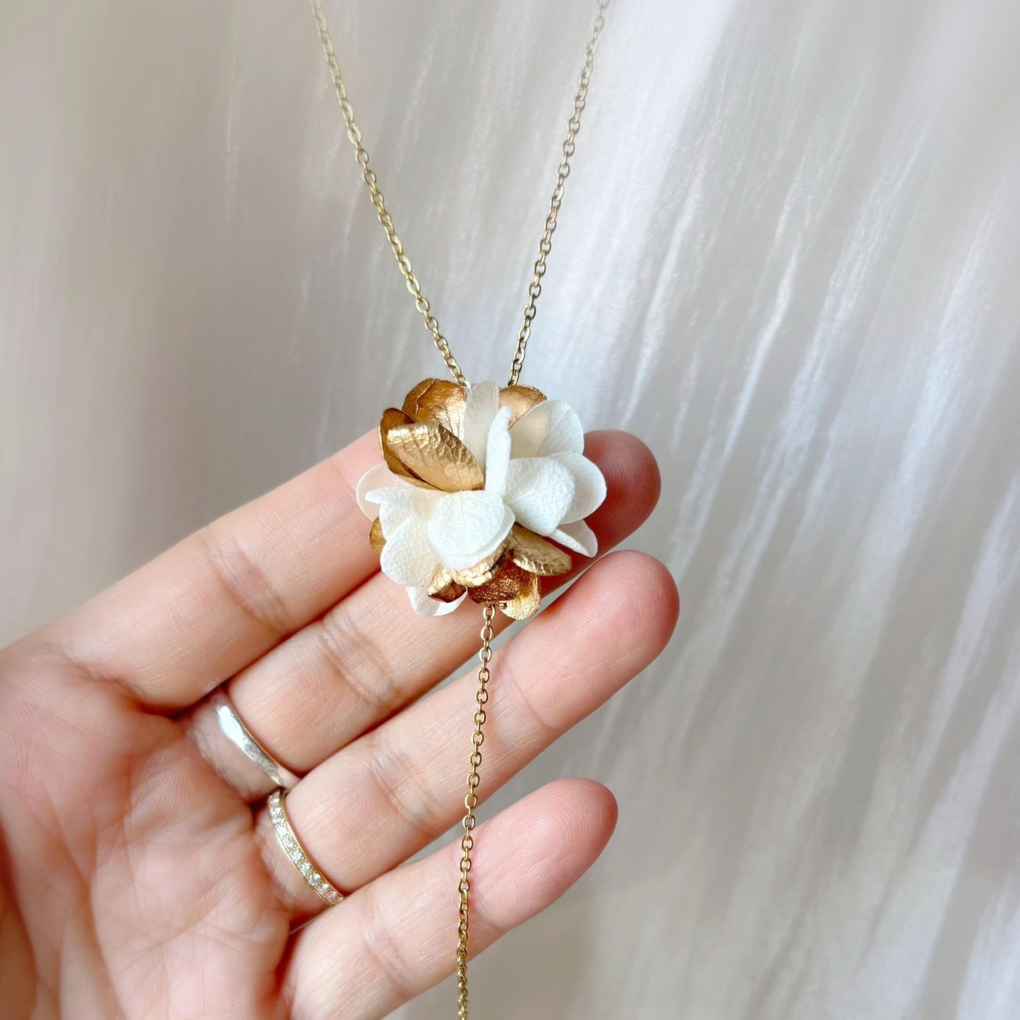 Parure de bijoux mariage chic et naturelle avec collier de dos fleuri