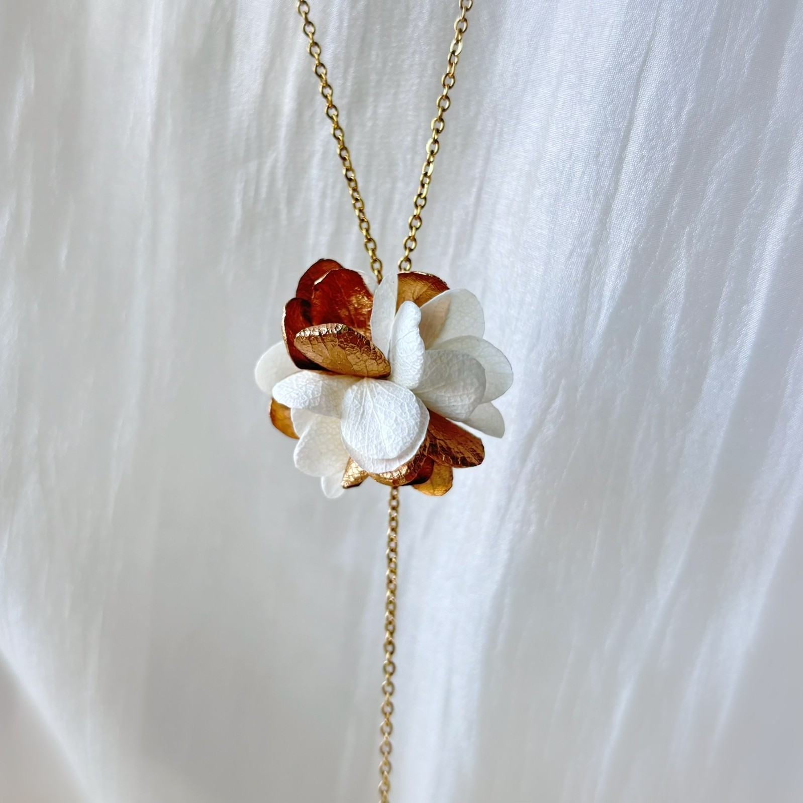 Collier mariage perlé et fleuri, fait main pour un style raffiné