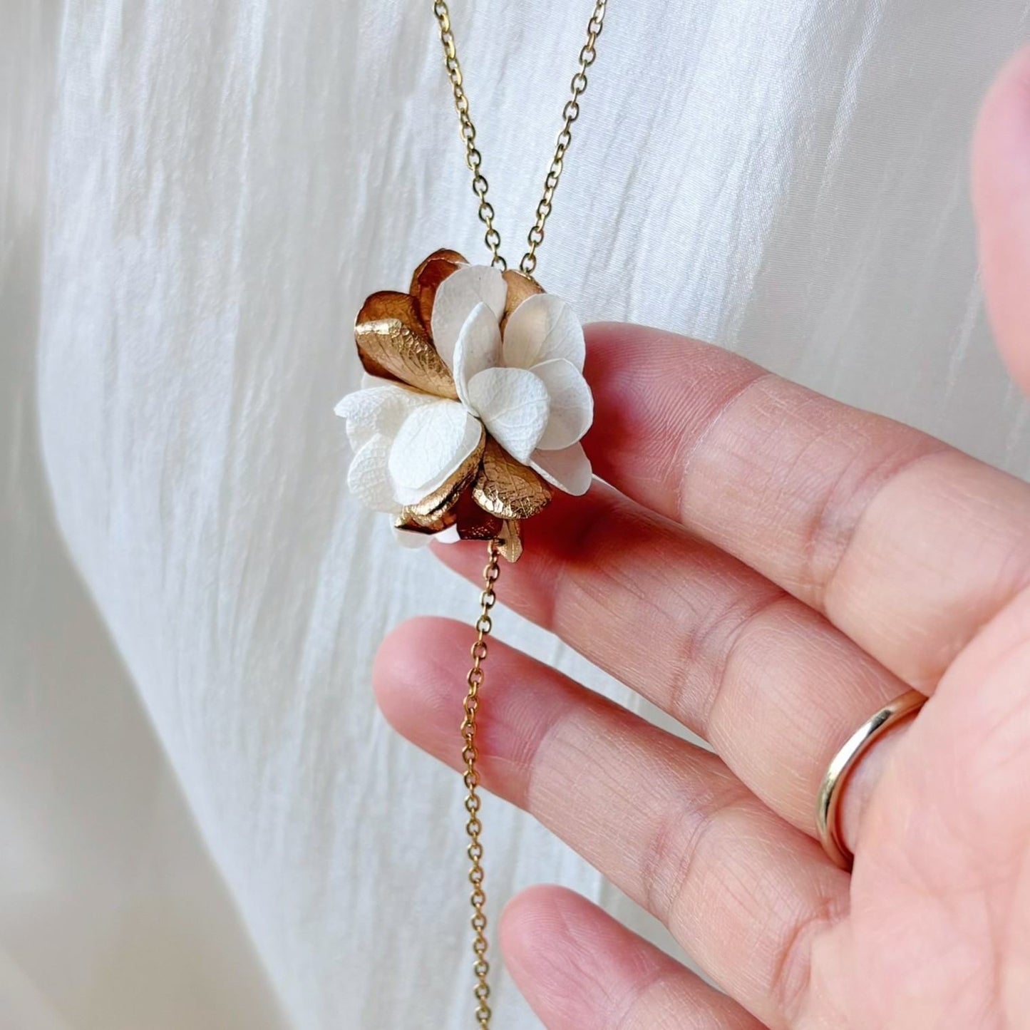 ZOE GOLD SPRING - Collier de dos mariage fleur stabilisée blanche et dorée et perle blanc Parure Bijoux Mariage Bijoux mariée