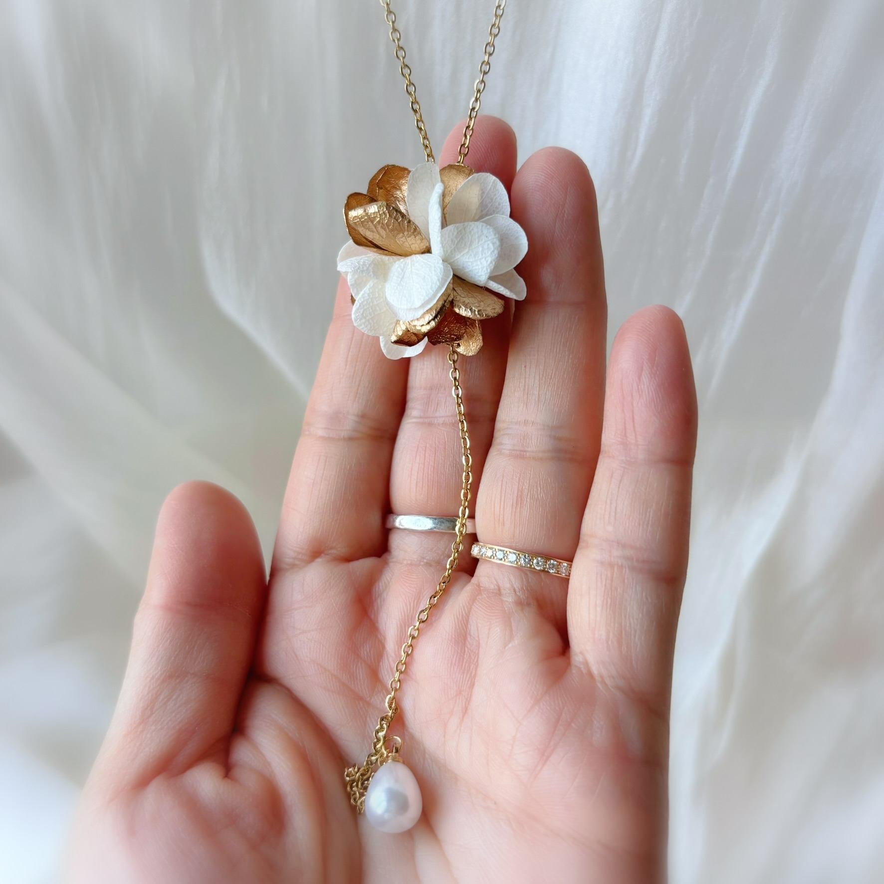 Collier de dos mariage bohème en fleurs stabilisées blanches et dorées