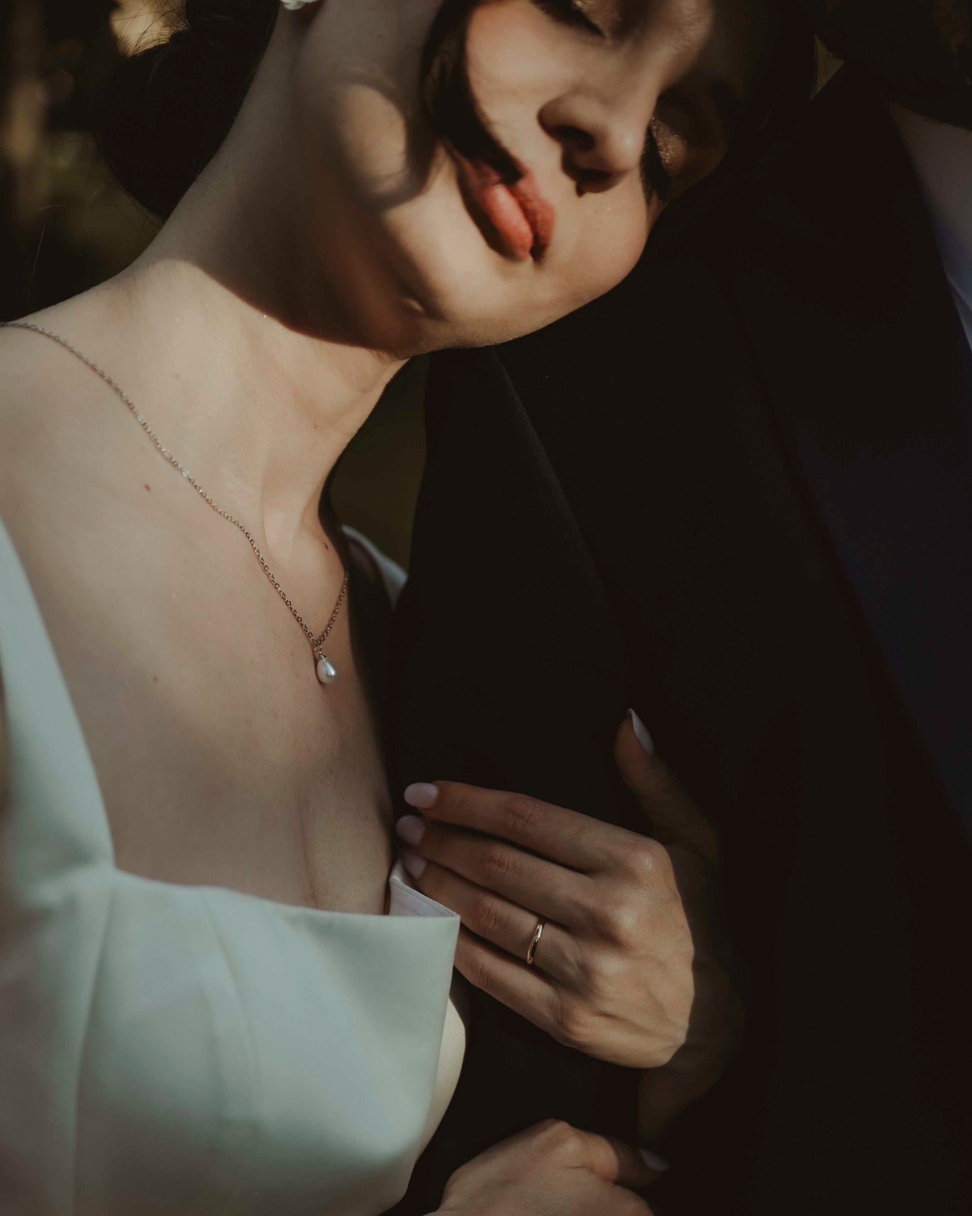 Collier de dos pour mariage avec perle et fleur stabilisée, fait main par Hana&Alice. 