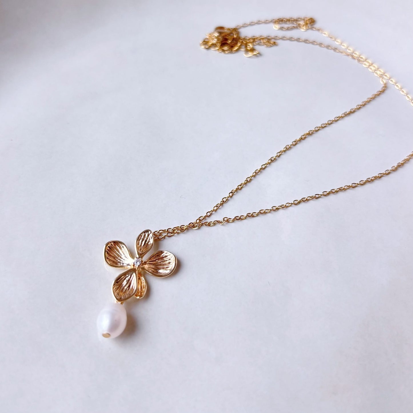 collier mariage chic fleur dorée perle d'eau douce