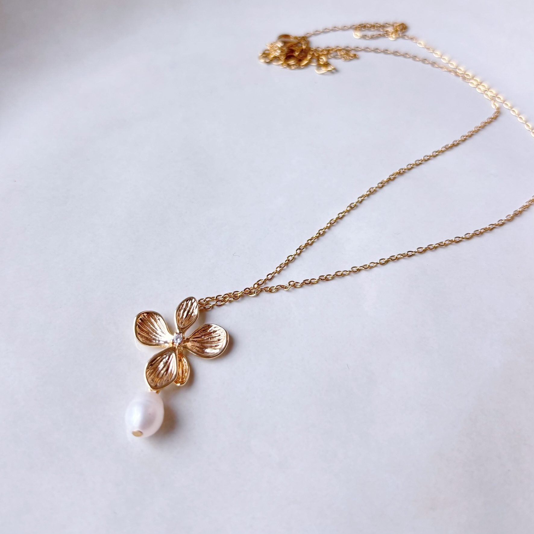 collier mariage chic fleur dorée perle d'eau douce