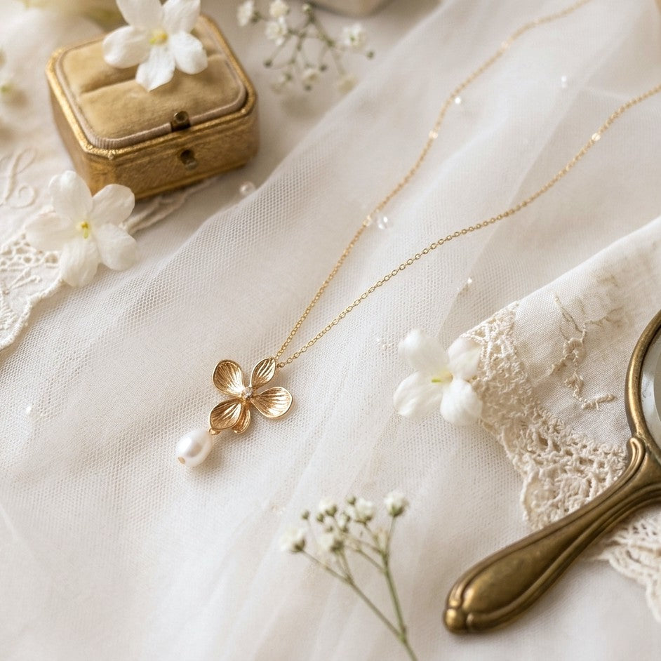 Collier pour mariage poétique et chic, pendentif en leur dorée et zircon, avec perle naturelle d'eau douce 