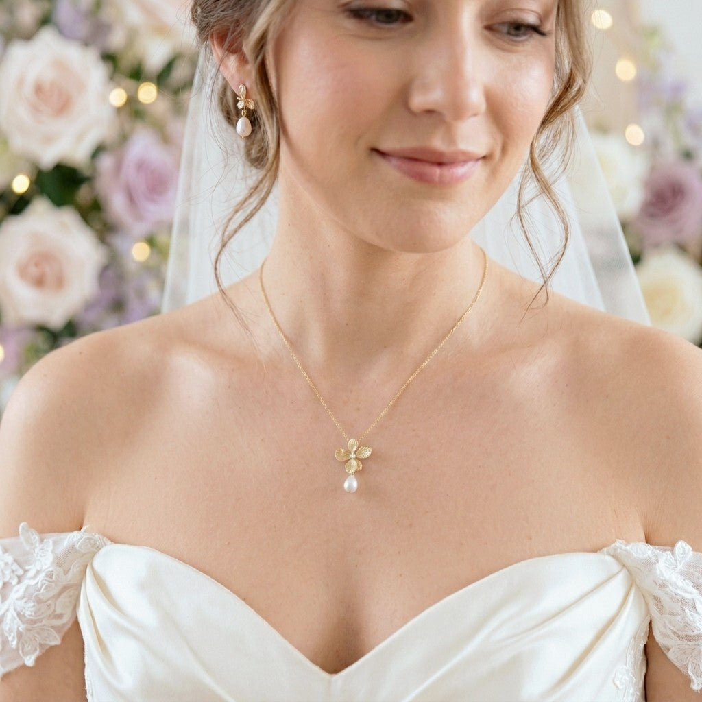collier pour mariée en fleur dorée délicate et perle d'eau douce naturelle