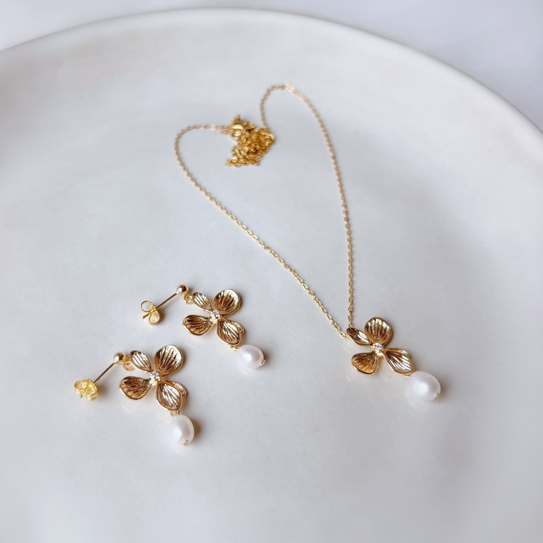 collier perle d'eau douce mariage fleur dorée