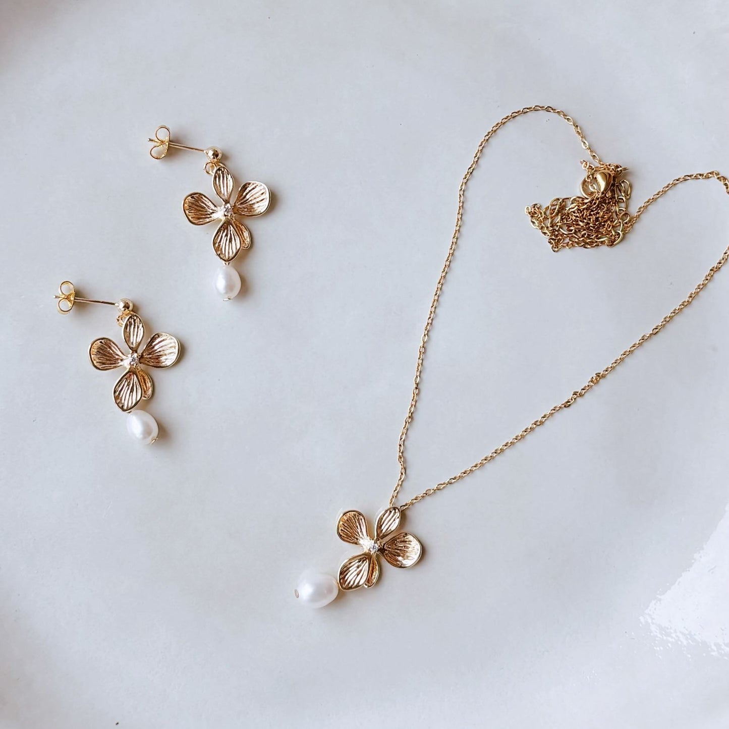 collier mariée fleur dorée perle d'eau douce Hana&Alice