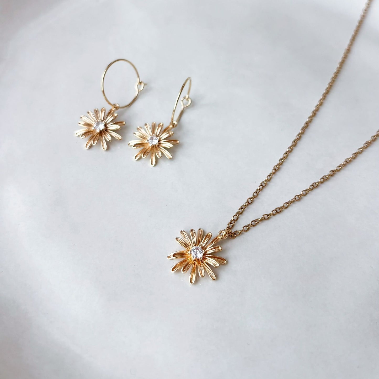 collier fleur de marguerite dorée zircon parure bijoux mariage chic
