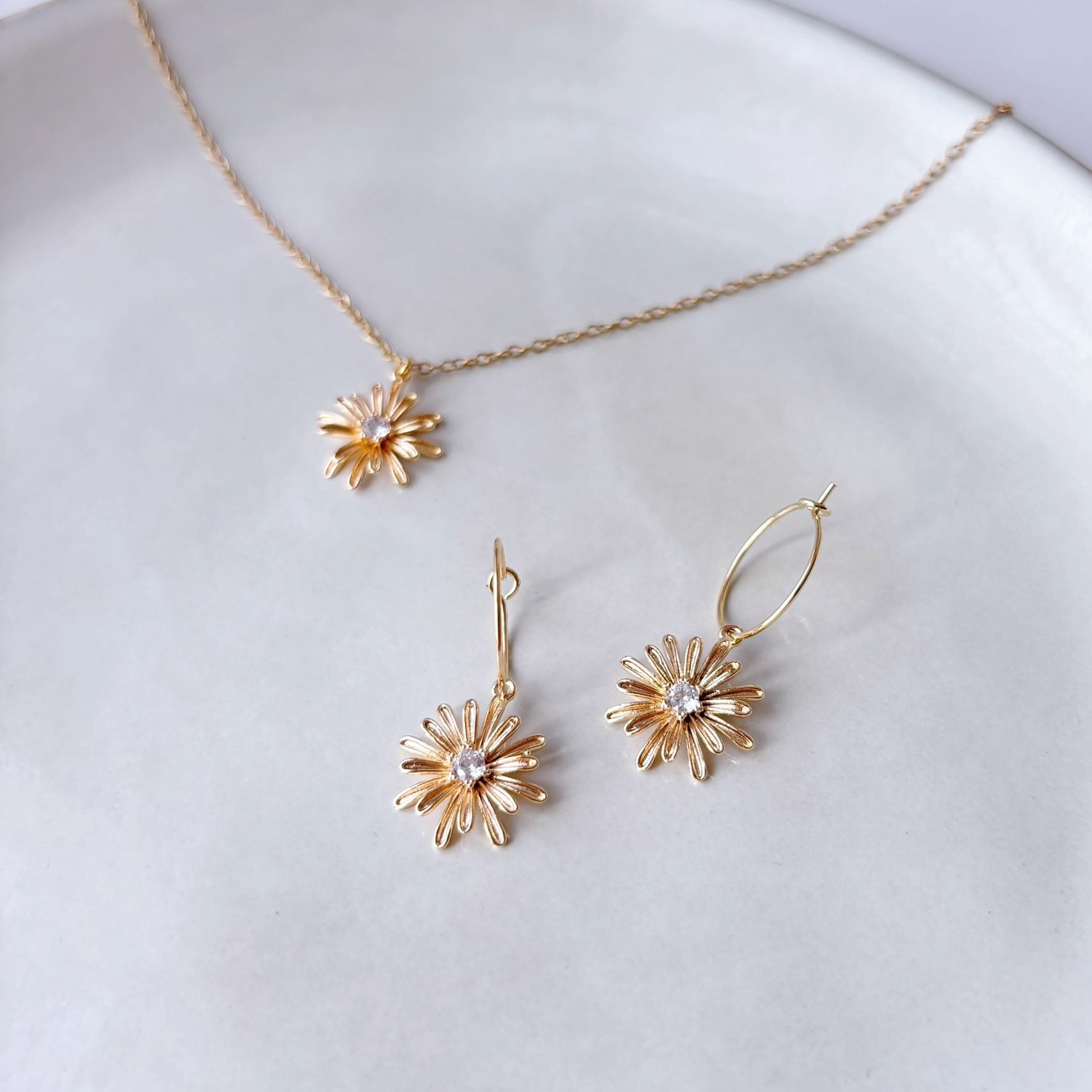 collier marguerite dorée zircon bijoux mariage élégant