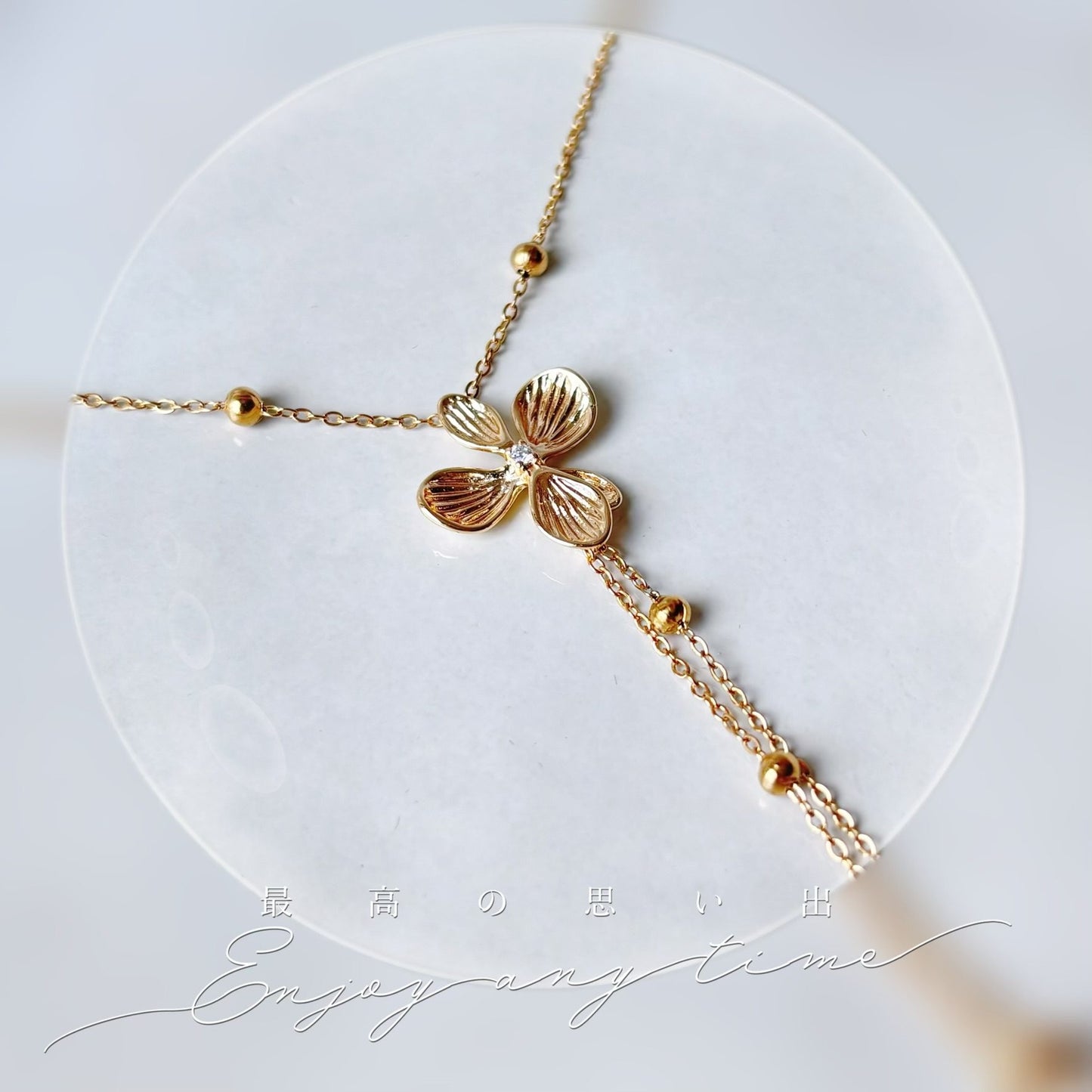 SOFIA FLORAL – Brautkette mit goldener Blüte und Kettenanhänger, Halskette für die Braut mit Goldblume, Hochzeits-Blumenschmuck, eleganter Brautschmuck.