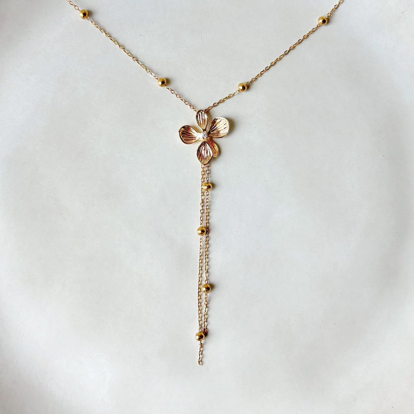 SOFIA FLORAL – Brautkette mit goldener Blüte und Kettenanhänger, Halskette für die Braut mit Goldblume, Hochzeits-Blumenschmuck, eleganter Brautschmuck.