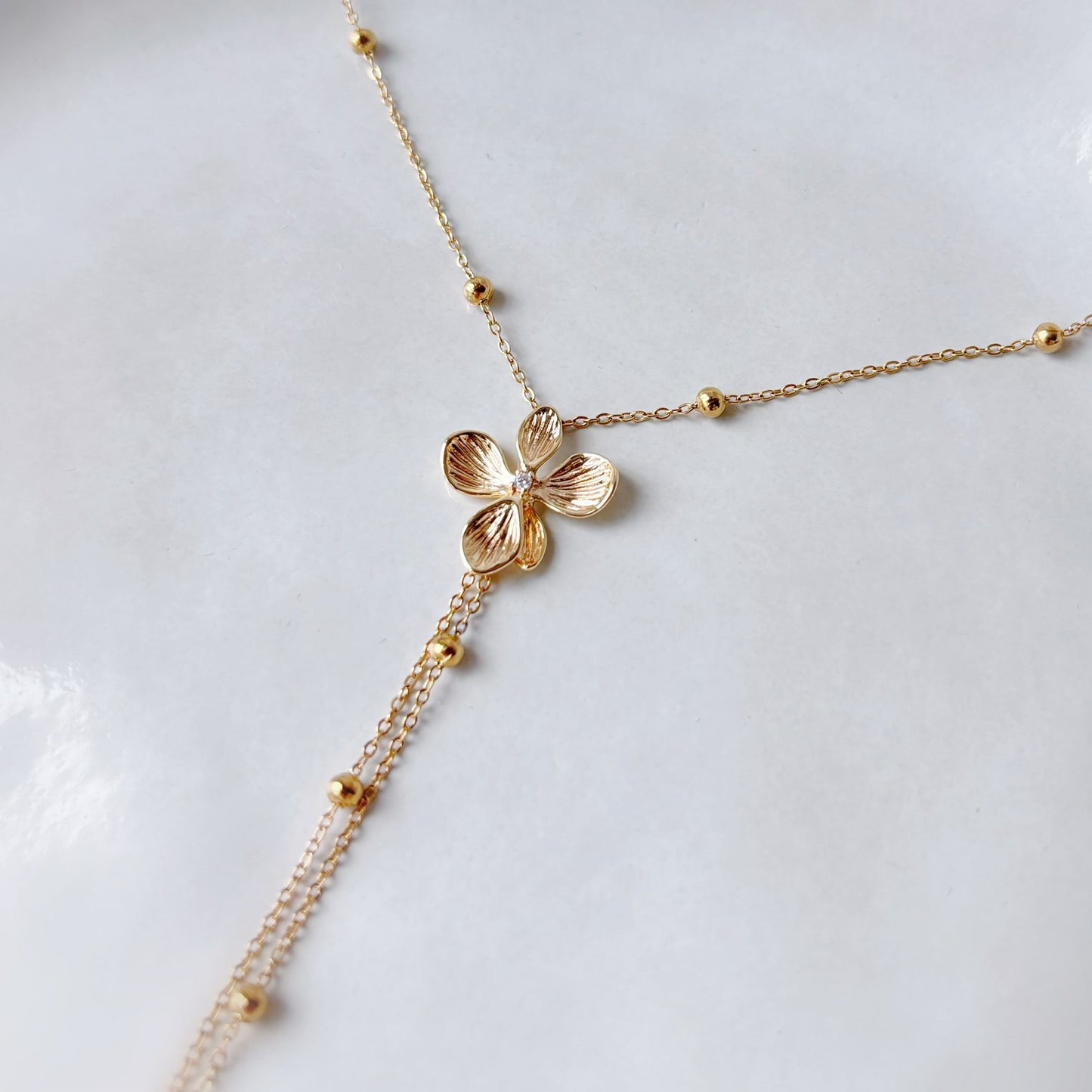 SOFIA FLORAL – Brautkette mit goldener Blüte und Kettenanhänger, Halskette für die Braut mit Goldblume, Hochzeits-Blumenschmuck, eleganter Brautschmuck.