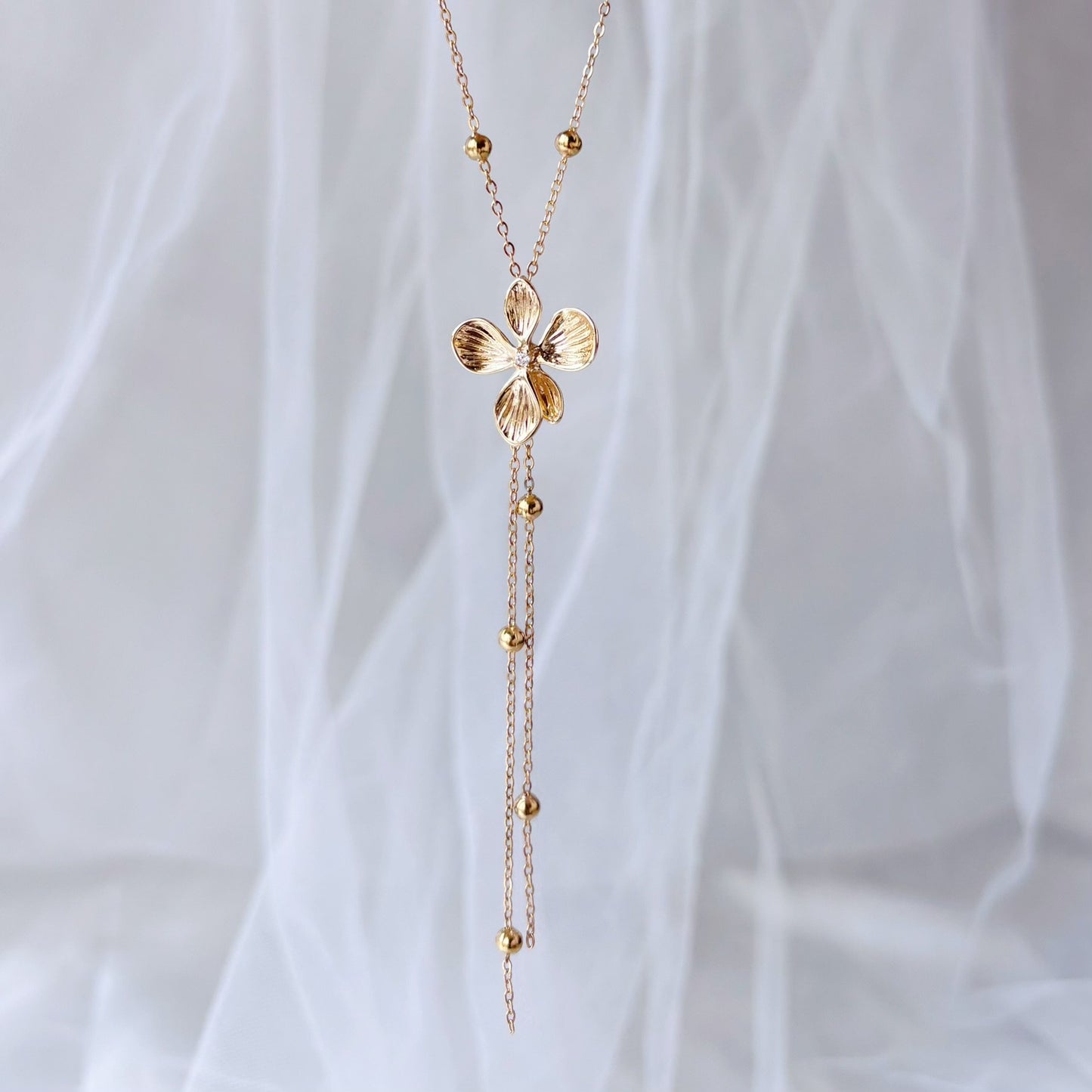 SOFIA FLORAL – Brautkette mit goldener Blüte und Kettenanhänger, Halskette für die Braut mit Goldblume, Hochzeits-Blumenschmuck, eleganter Brautschmuck.