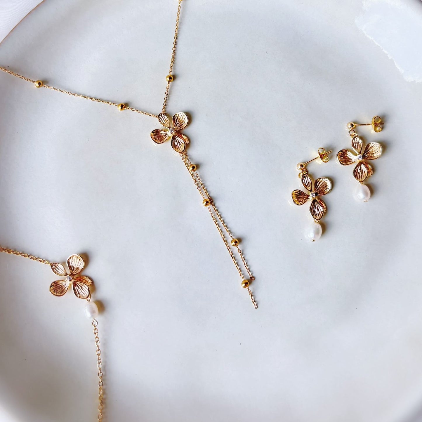SOFIA FLORAL – Brautkette mit goldener Blüte und Kettenanhänger, Halskette für die Braut mit Goldblume, Hochzeits-Blumenschmuck, eleganter Brautschmuck.