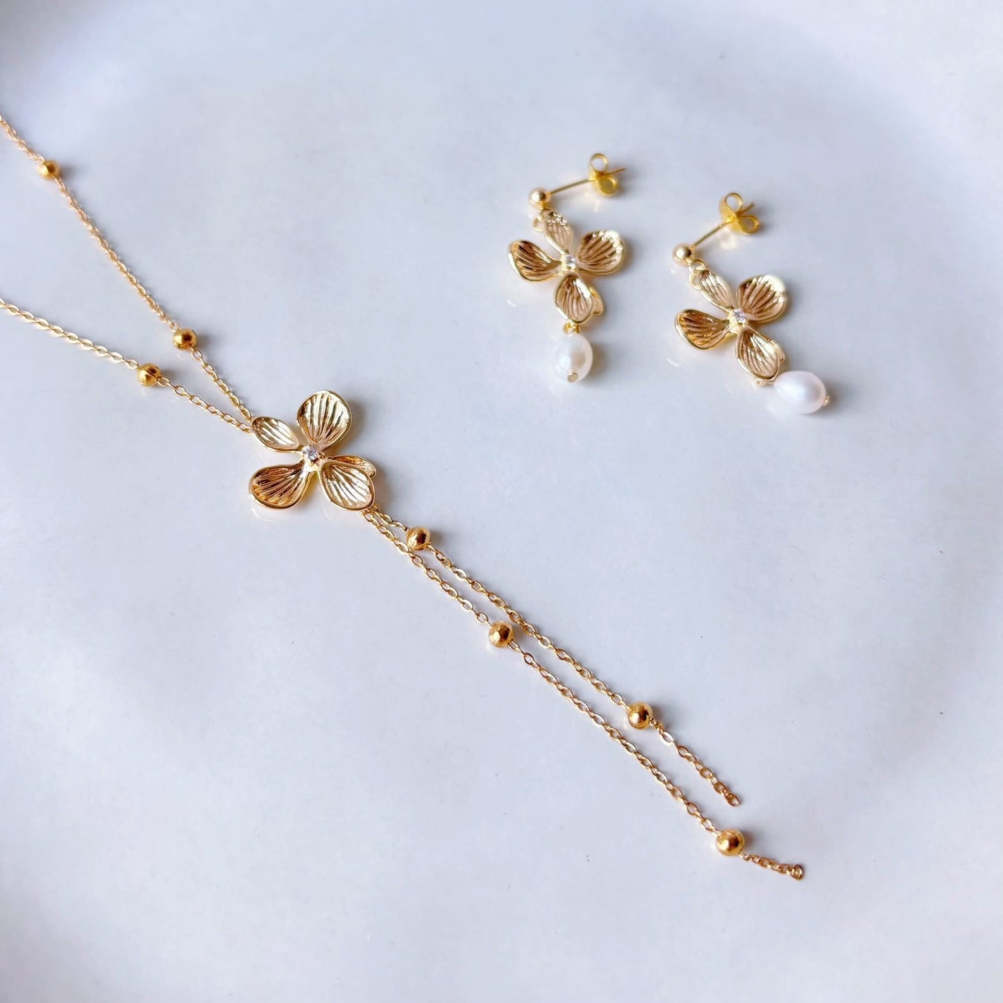 SOFIA FLORAL – Brautkette mit goldener Blüte und Kettenanhänger, Halskette für die Braut mit Goldblume, Hochzeits-Blumenschmuck, eleganter Brautschmuck.