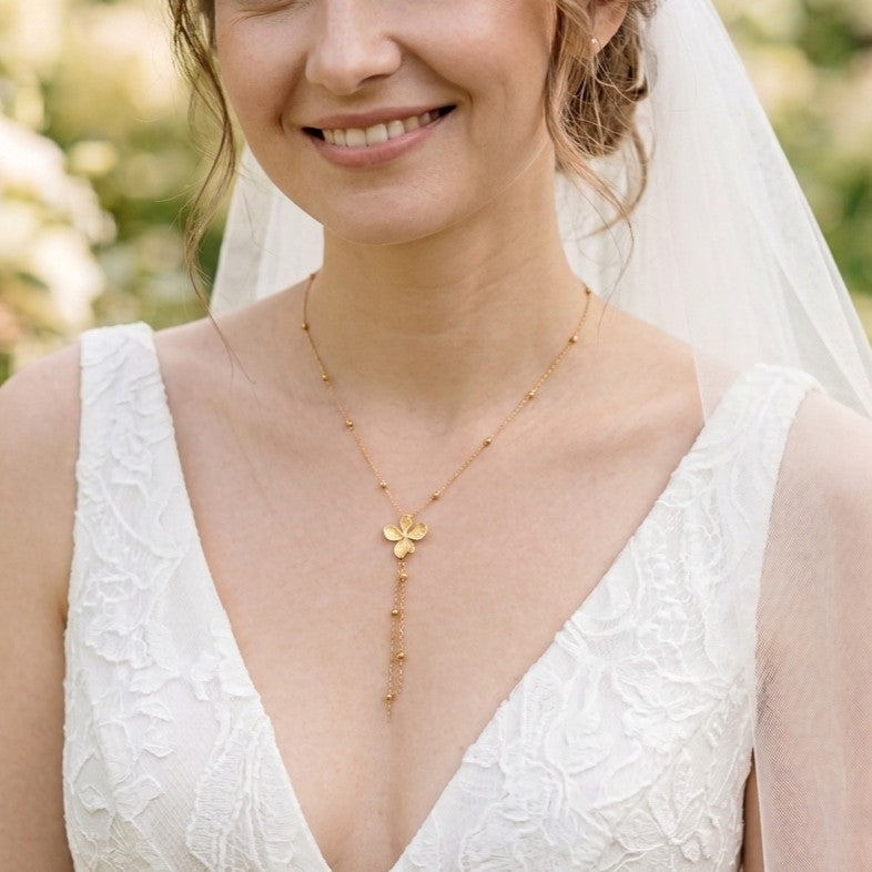 SOFIA FLORAL – Brautkette mit goldener Blüte und Kettenanhänger, Halskette für die Braut mit Goldblume, Hochzeits-Blumenschmuck, eleganter Brautschmuck.