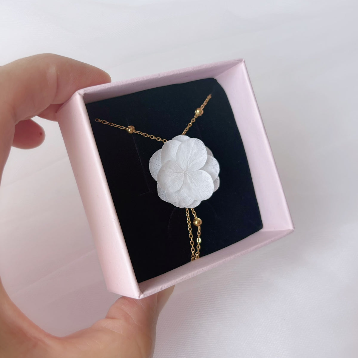 Parure de mariage fleurie, collier fait main avec pendentif en hortensias stabilisés pour un mariage romantique.