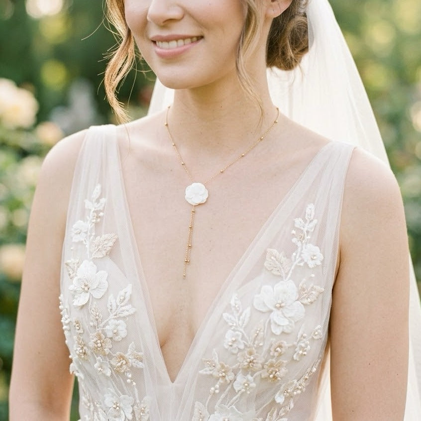 Collier de mariage avec pendentif en fleurs naturelles stabilisées, bijou fait main par Hana&Alice.