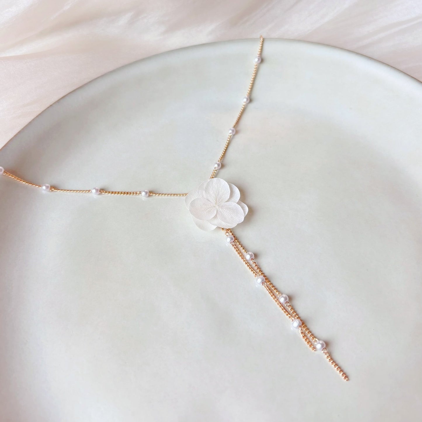 Collier mariage en Y doré avec hortensias stabilisés blancs