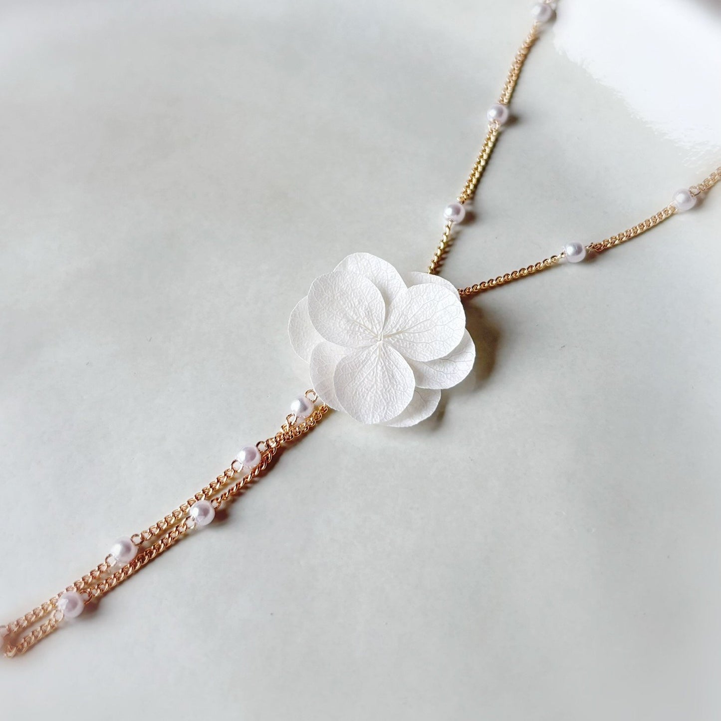 Collier mariage en fleurs stabilisées et fines perles, fait main Hana&Alice