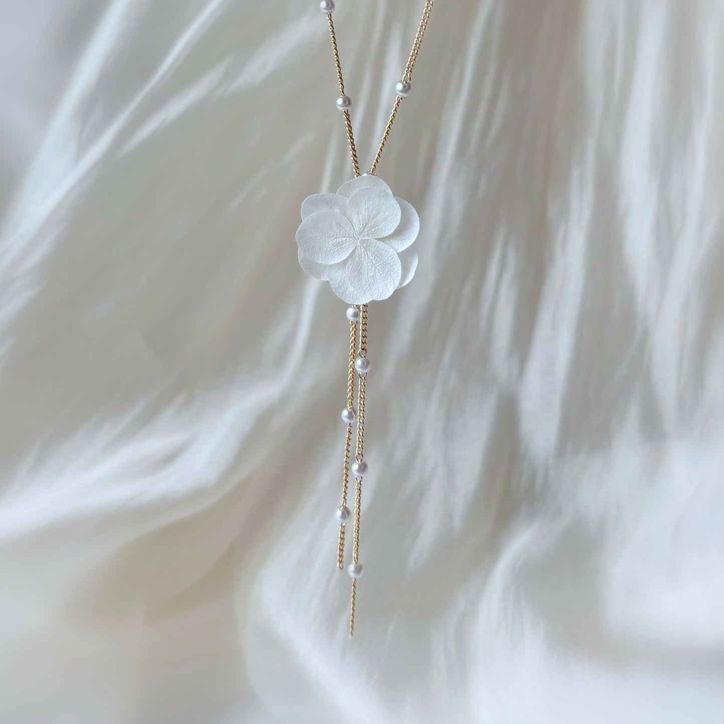 Collier mariage en Y doré avec hortensias stabilisés blancs