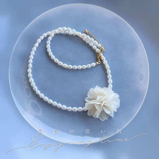 Collier mariage perle d'eau douce avec pendentif hortensias stabilisés blanc crème, création artisanale Hana&Alice.