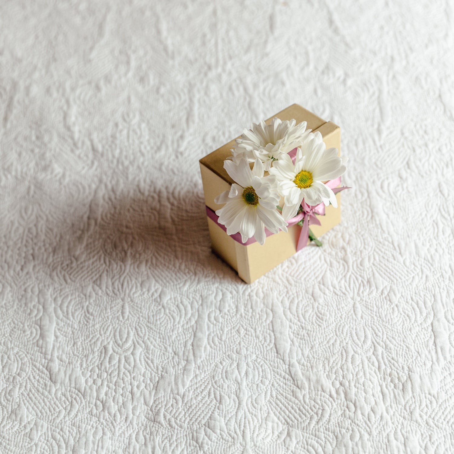 Idée cadeau originale pour les futures mariées: des bijoux en fleurs stabilisées, accessoire unique et original pour embellir une mariée le grand jour. 