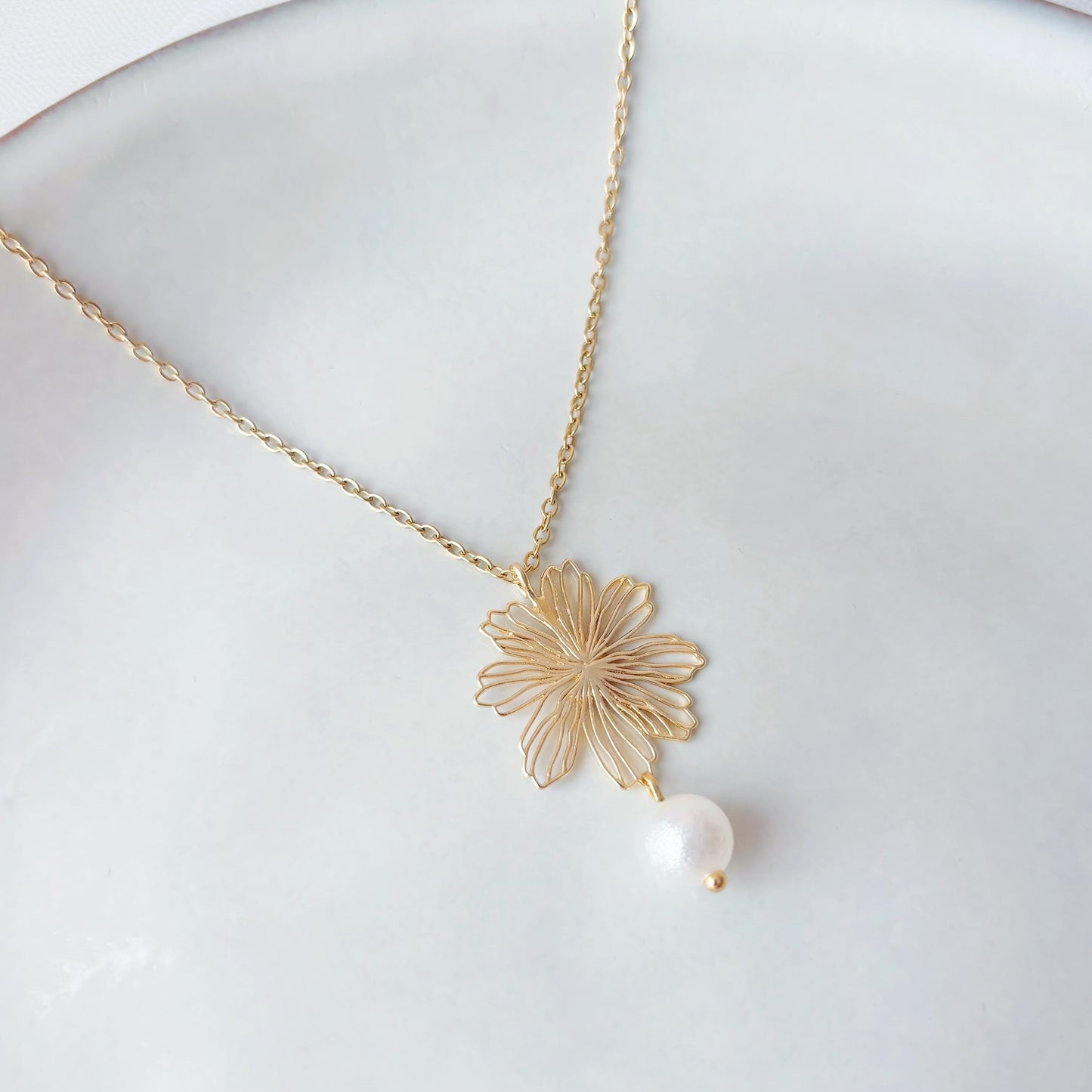 Collier mariage élégant avec fleur dorée moderne accompagné de boucles d’oreilles perle assorties