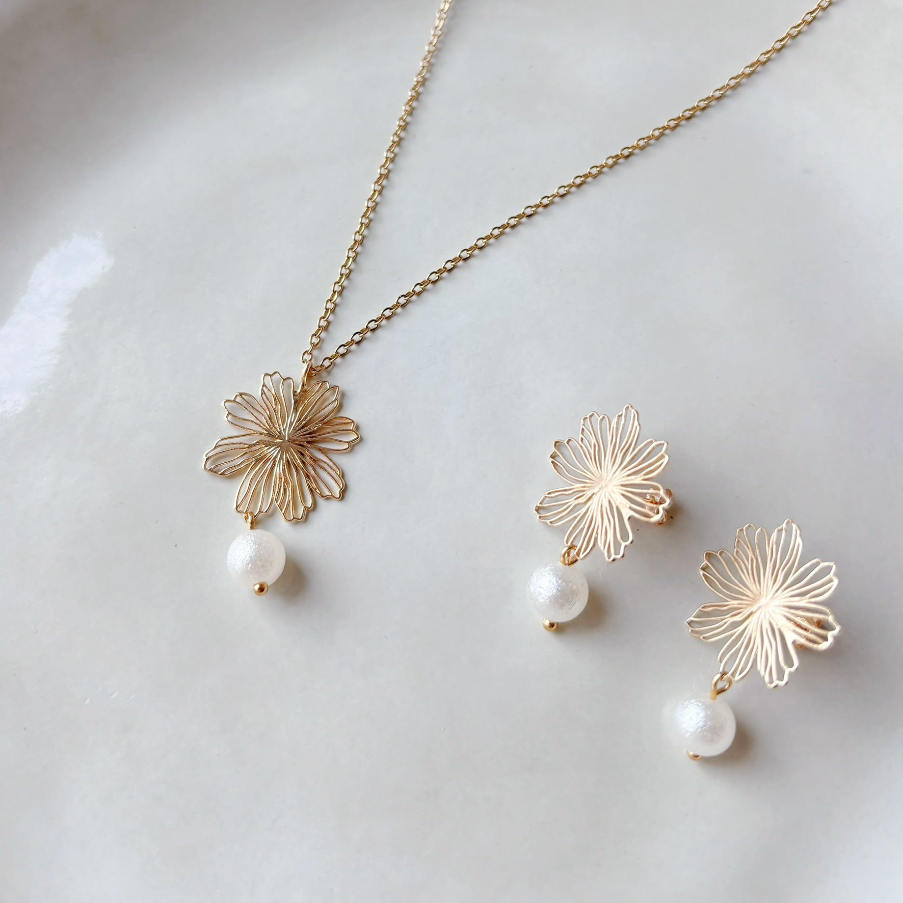 Accessoires de mariée raffinés avec motifs floraux dorés et perles texturées aux reflets doux