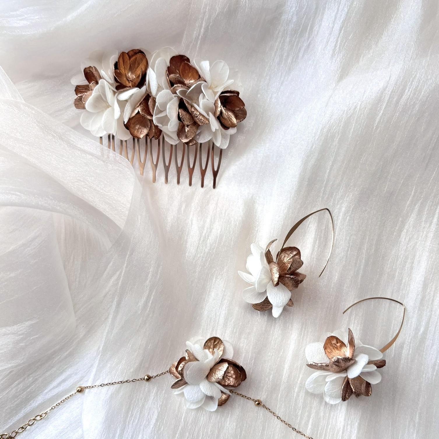 Pique à chignon floral mariage Hana&Alice avec fleurs stabilisées