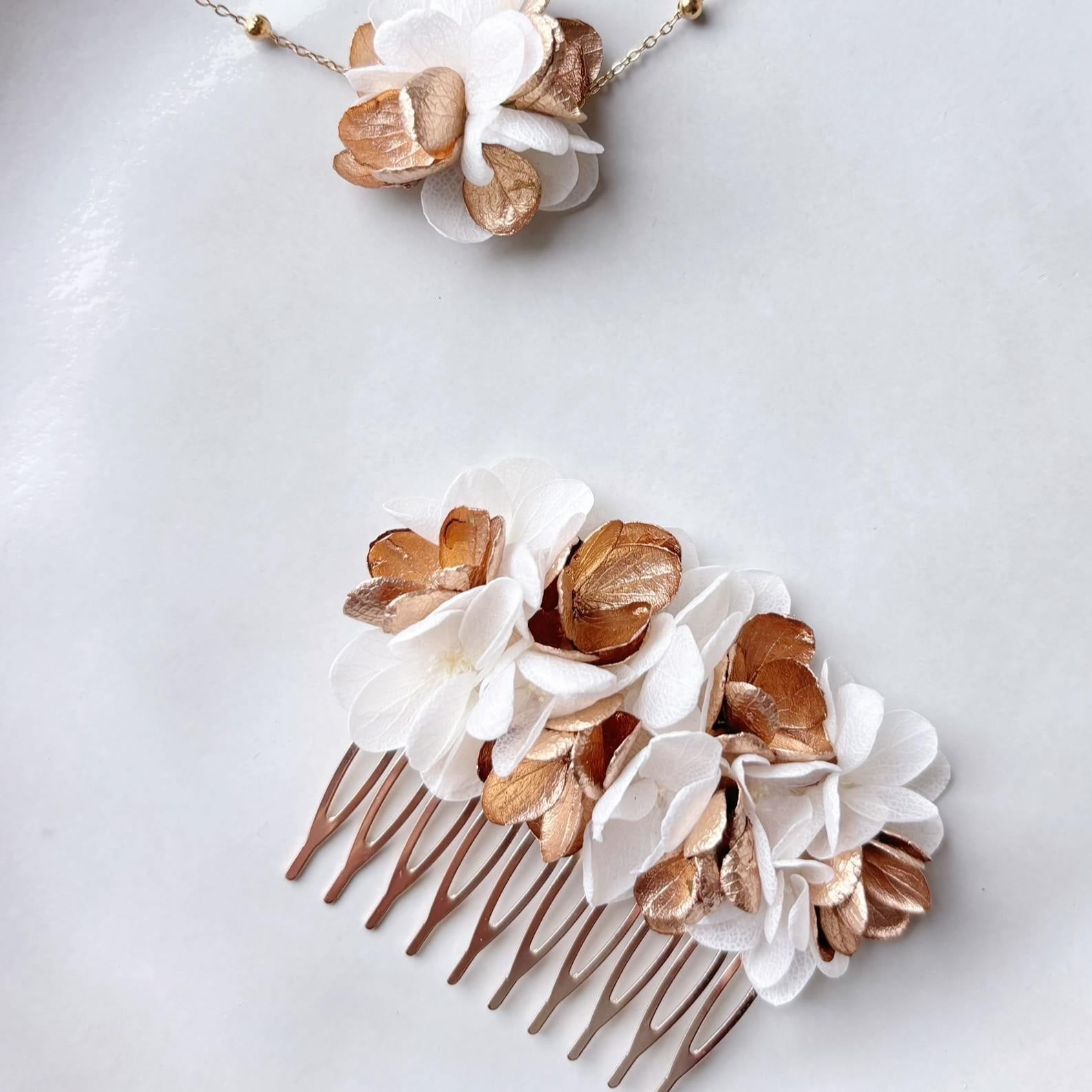 Peigne à cheveux mariage bohème chic orné de fleurs stabilisées