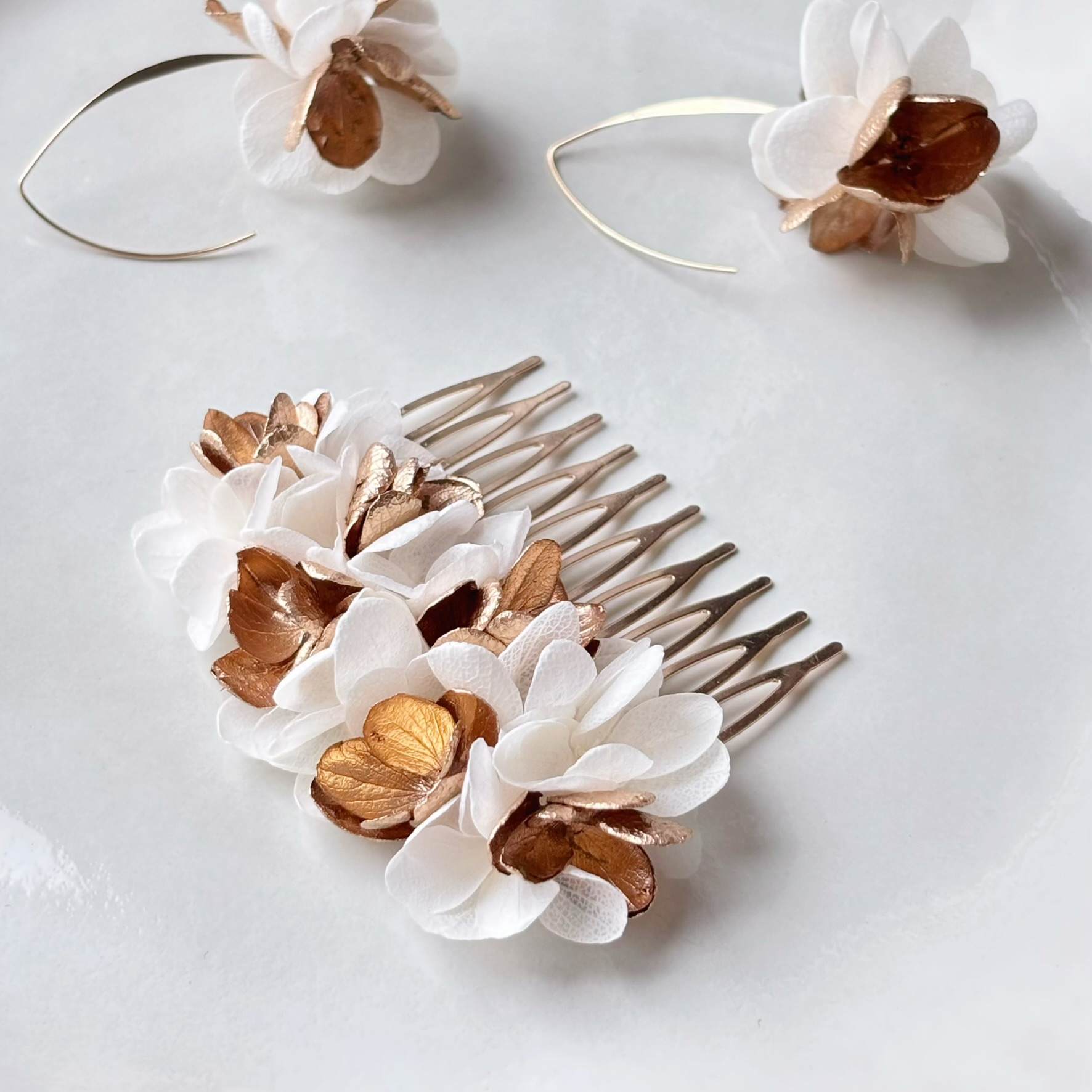 Peigne cheveux mariage fleurs dorées et blanches Hana&Alice