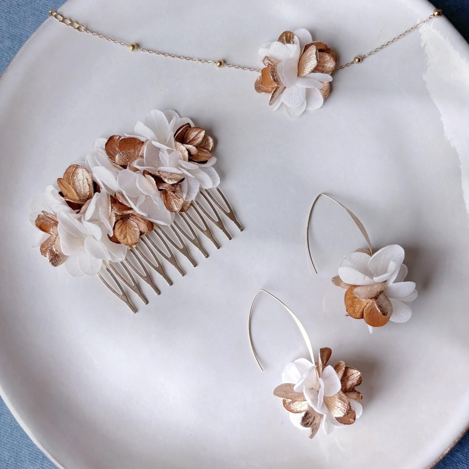 Accessoire coiffure mariée bohème chic en fleurs stabilisées