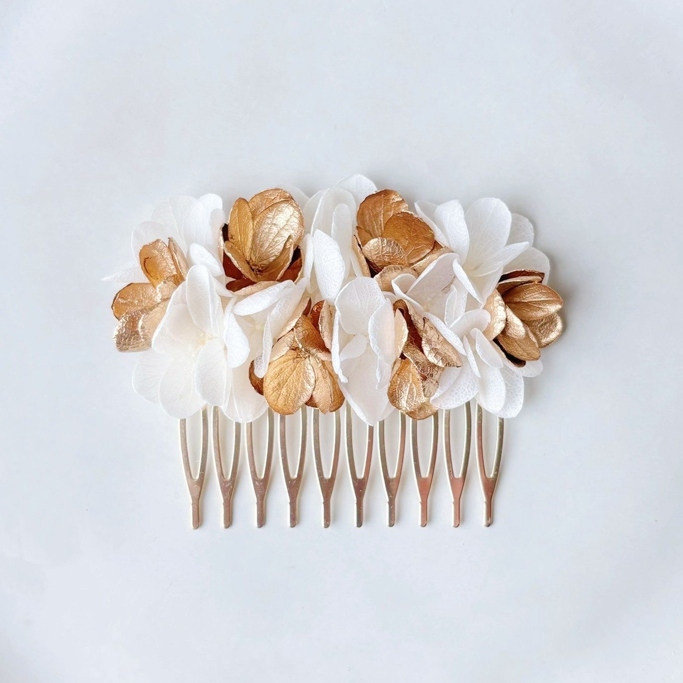 Bijoux cheveux mariage fait main avec fleurs d’hortensias stabilisées