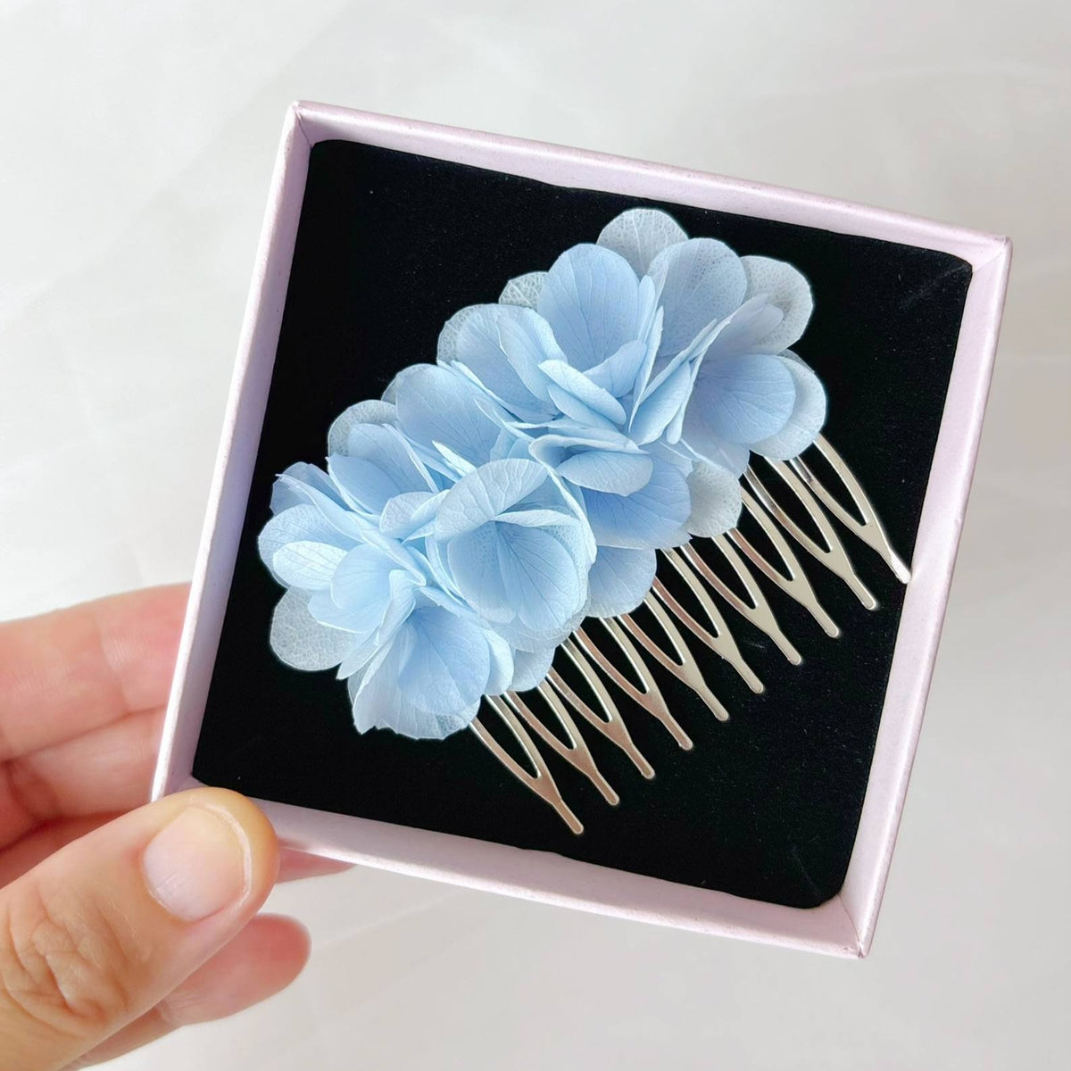 Bijoux cheveux mariée bleu avec fleurs stabilisées Hana&Alice