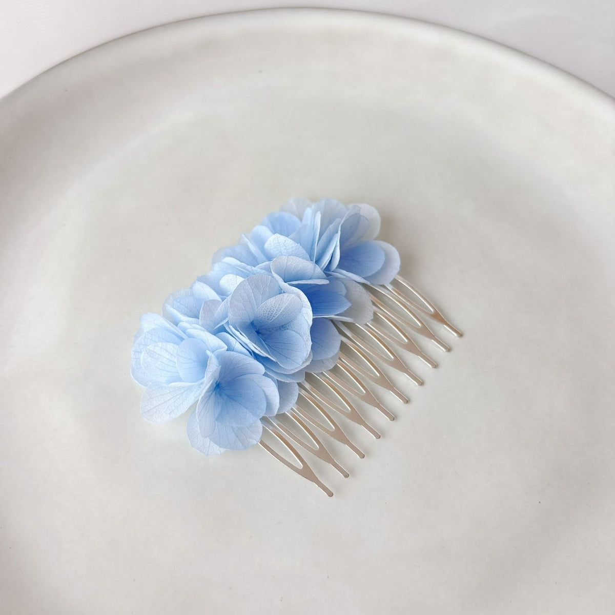 Peigne cheveux mariage bleu clair fait main avec pétales d’hortensias