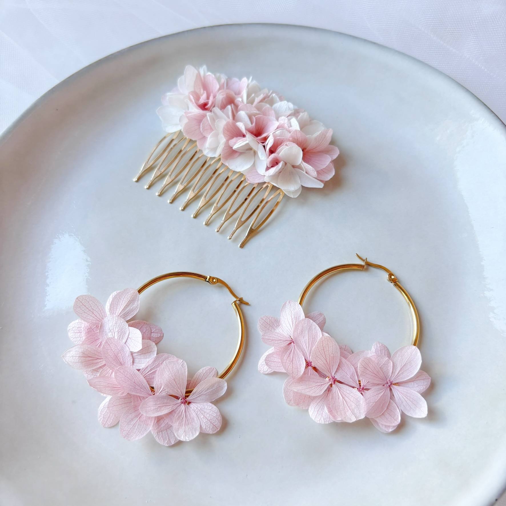 Accessoire cheveux mariage champêtre, fleurs stabilisées rose et blanches, accessoire à cheveux pour mariée, fait main par Hana&Alice