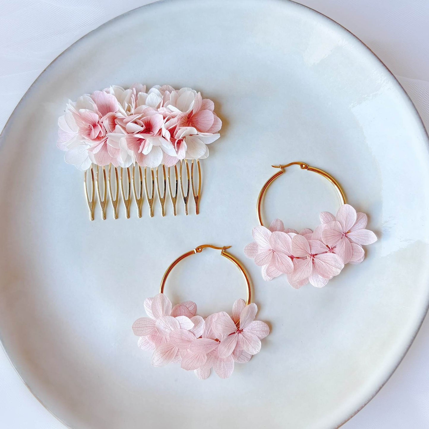 Peigne cheveux pour mariage avec hortensias stabilisés, accessoires floraux pour mariée et invités.