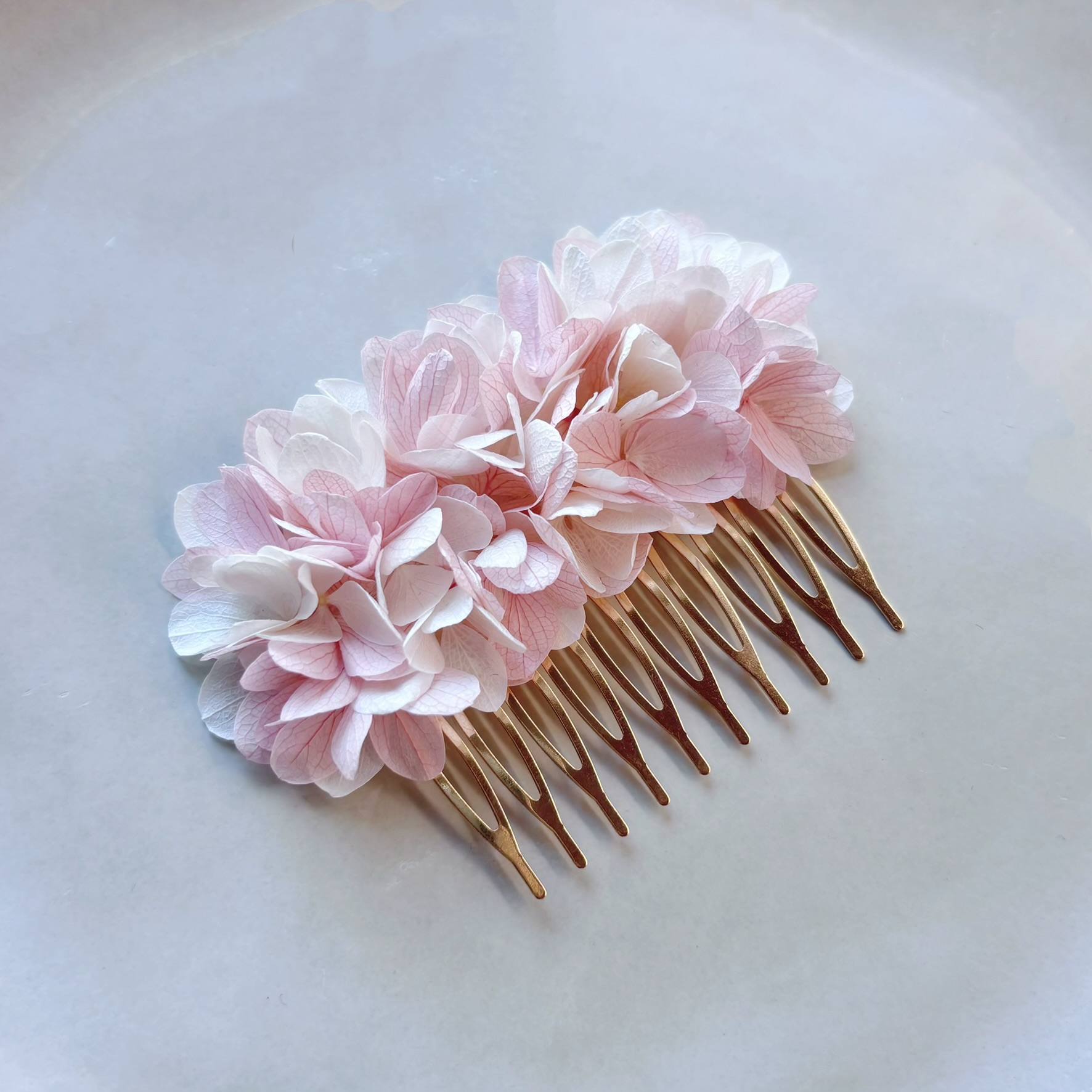 Peigne cheveux mariage bohème chic en fleurs d’hortensias stabilisées.