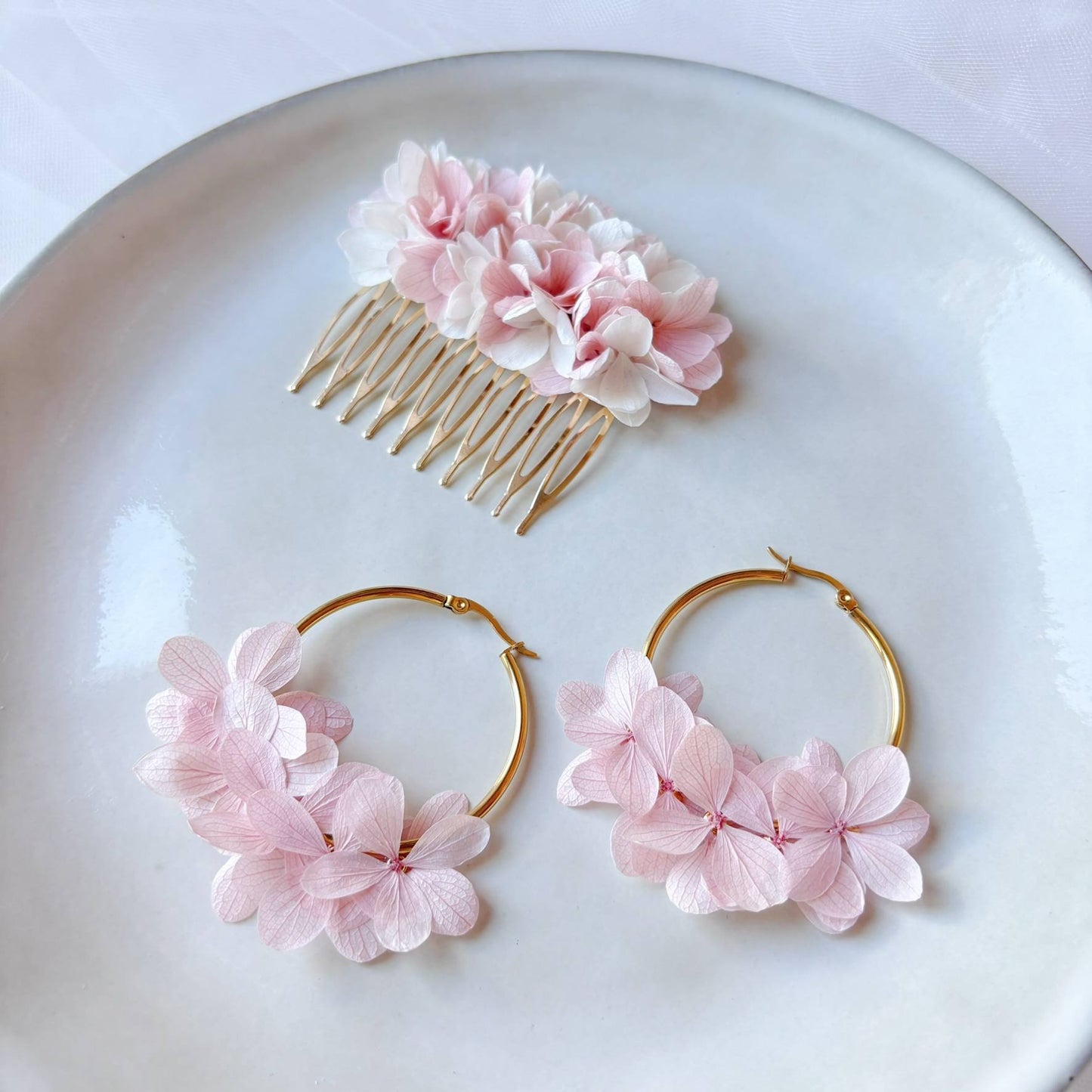 Peigne cheveux pour mariage avec hortensias stabilisés, accessoires floraux pour mariée et invités.