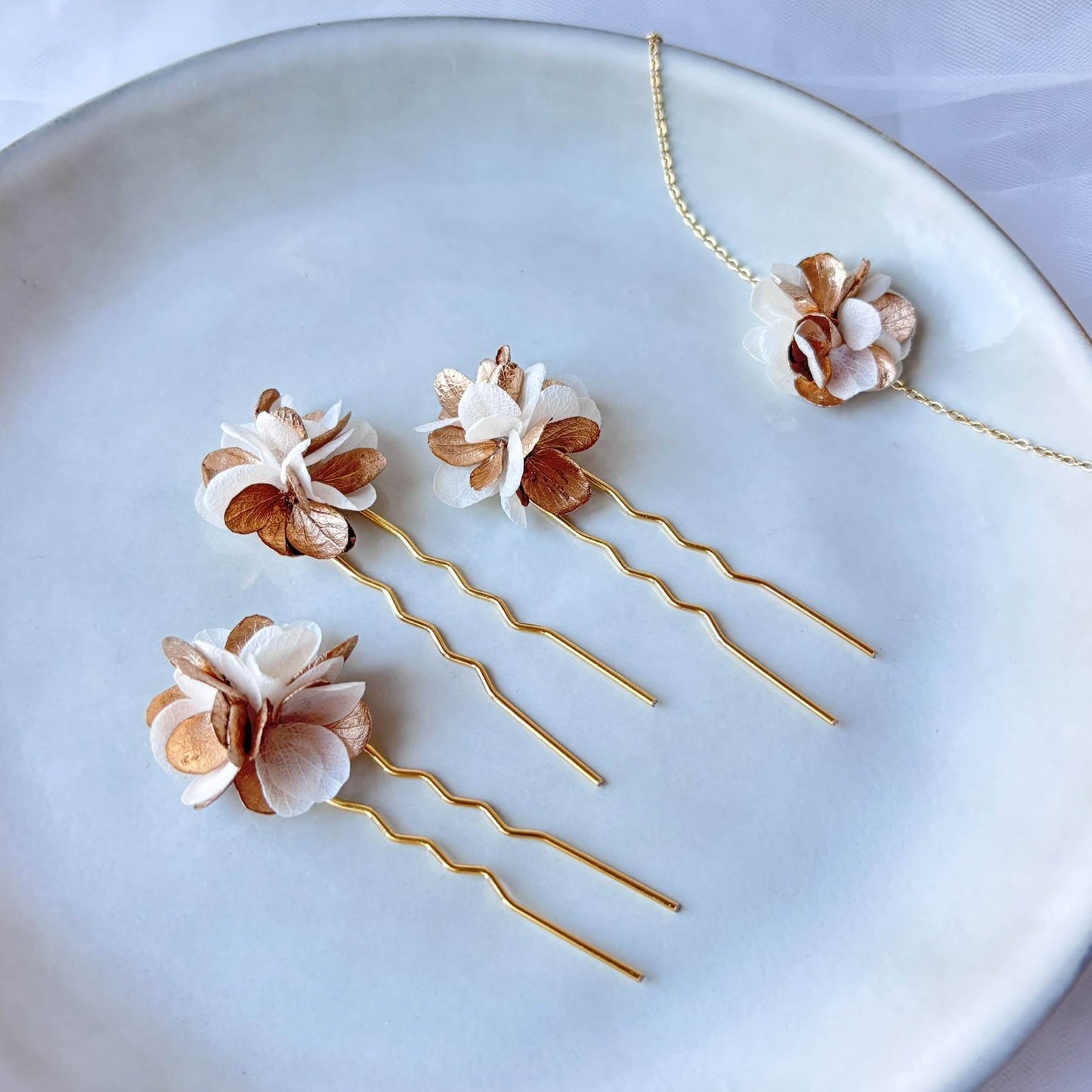 bijoux cheveux mariage fleurs stabilisées blanches et dorées Hana&Alice