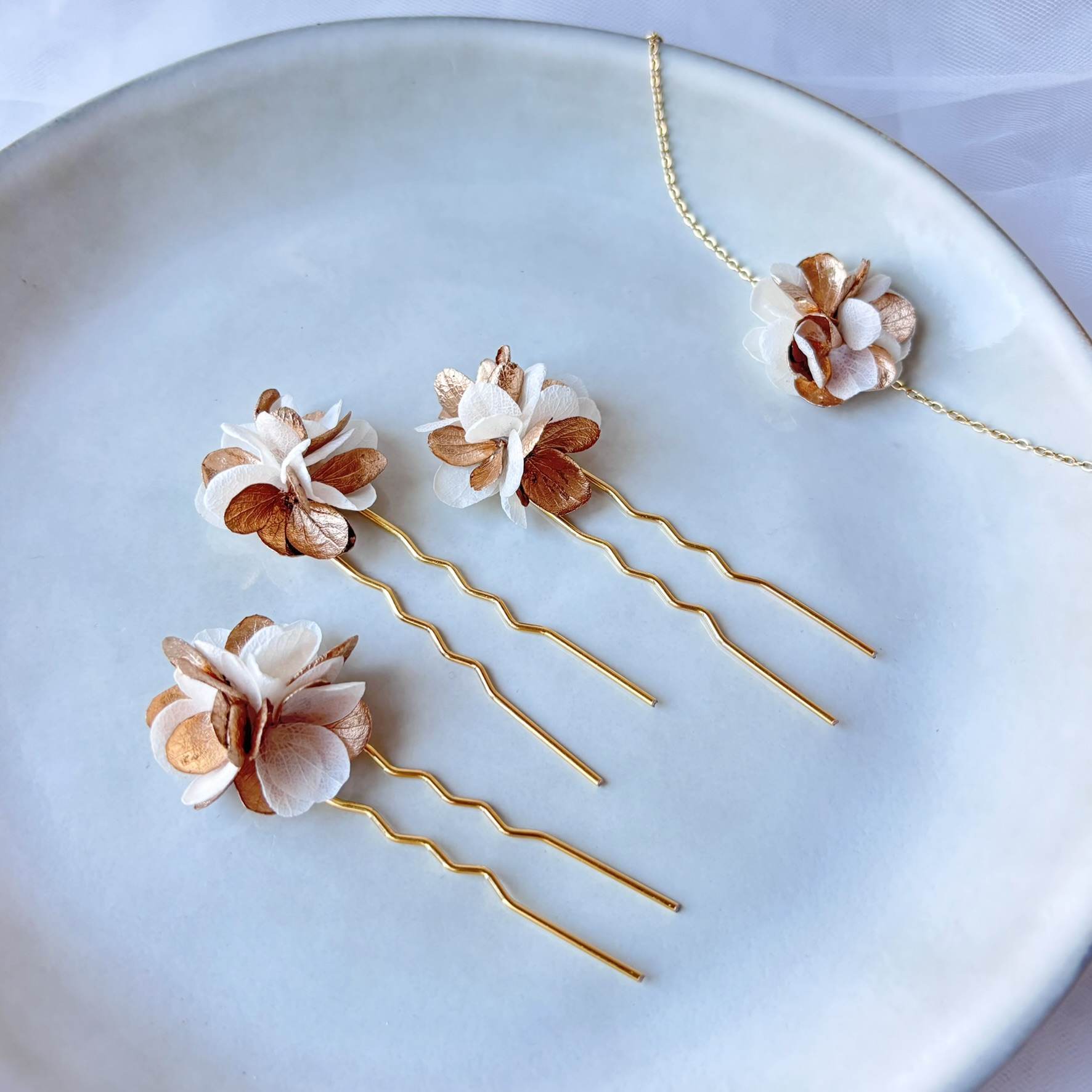 bijoux cheveux mariage fleurs stabilisées blanches et dorées Hana&Alice