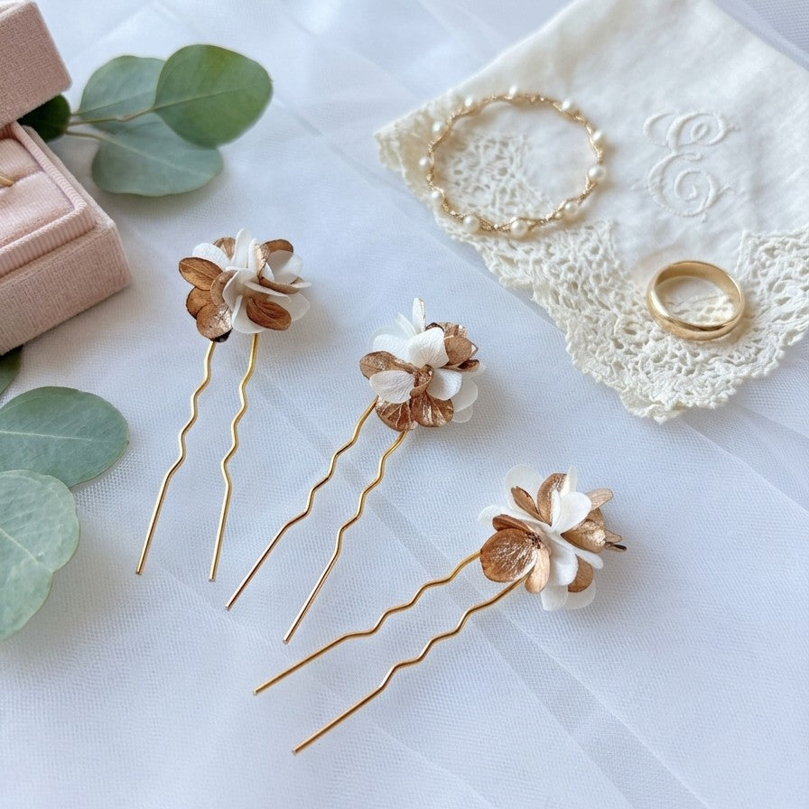 épingles à cheveux mariage fleurs stabilisées blanches et dorées hortensias blancs Hana&Alice
