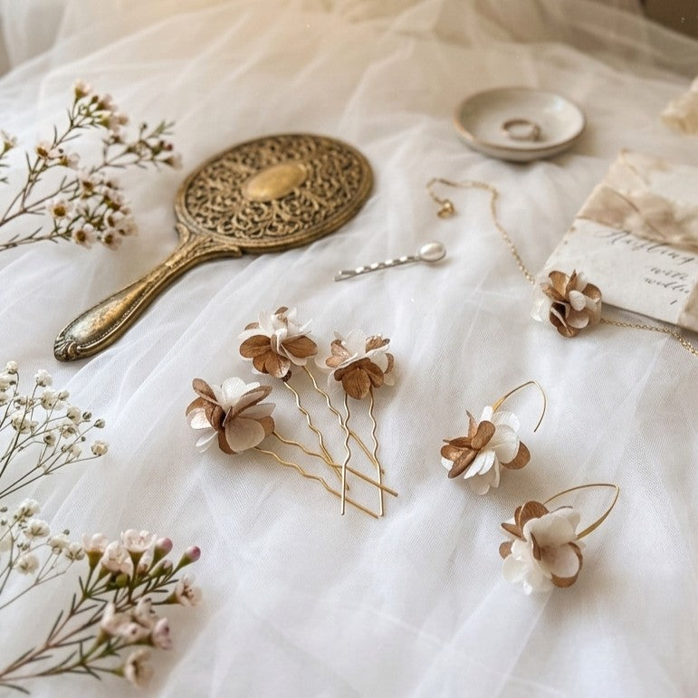 piques à cheveux mariage fleurs stabilisées blanches et dorées accessoires cheveux mariée