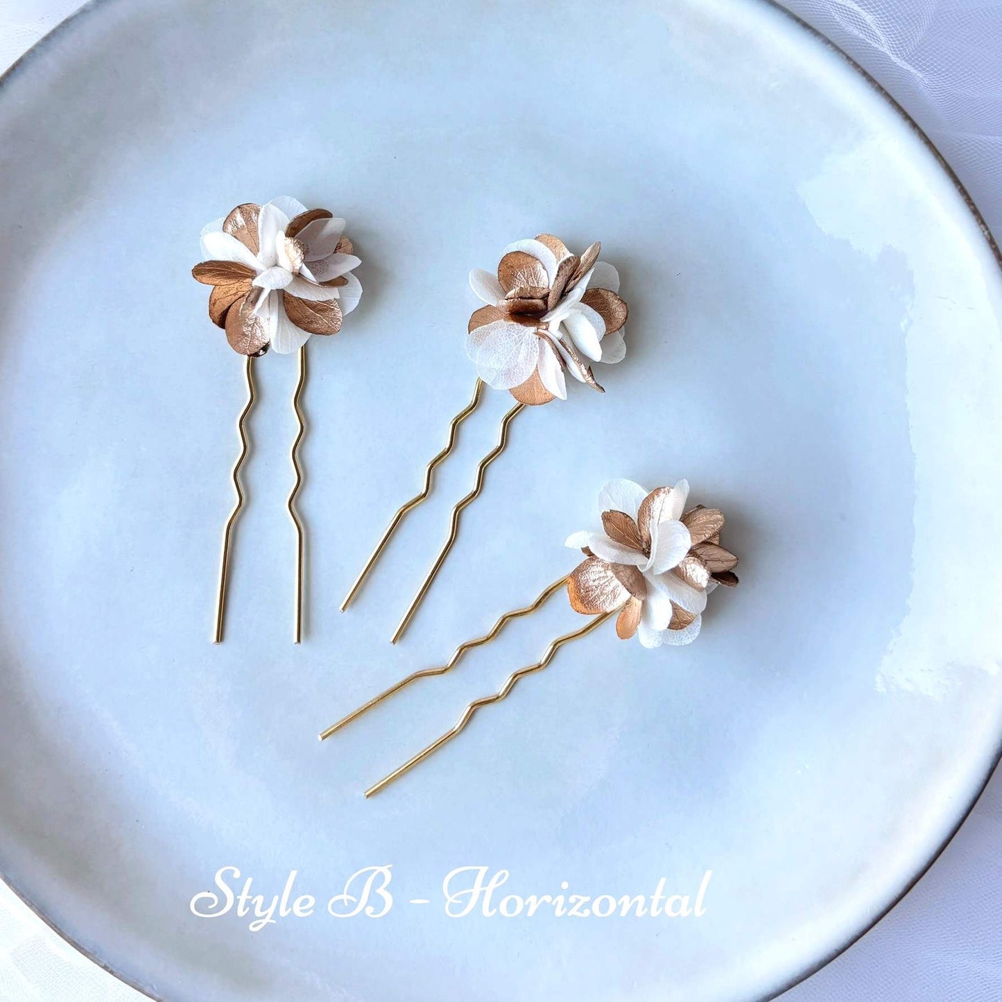 ELLIE GOLD - Spille per capelli da sposa a fiore stabilizzato bianco e oro, Fermaglio per chignon da sposa a fiore bianco e oro
