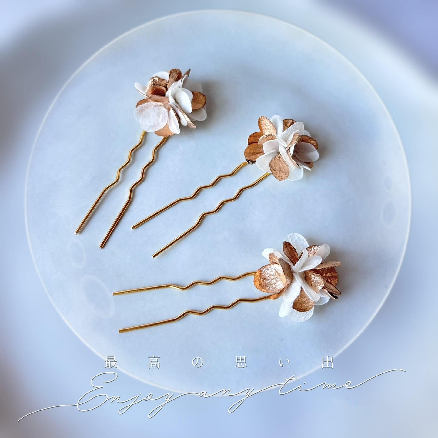piques à cheveux mariage fleurs stabilisées blanches dorées coiffure mariée